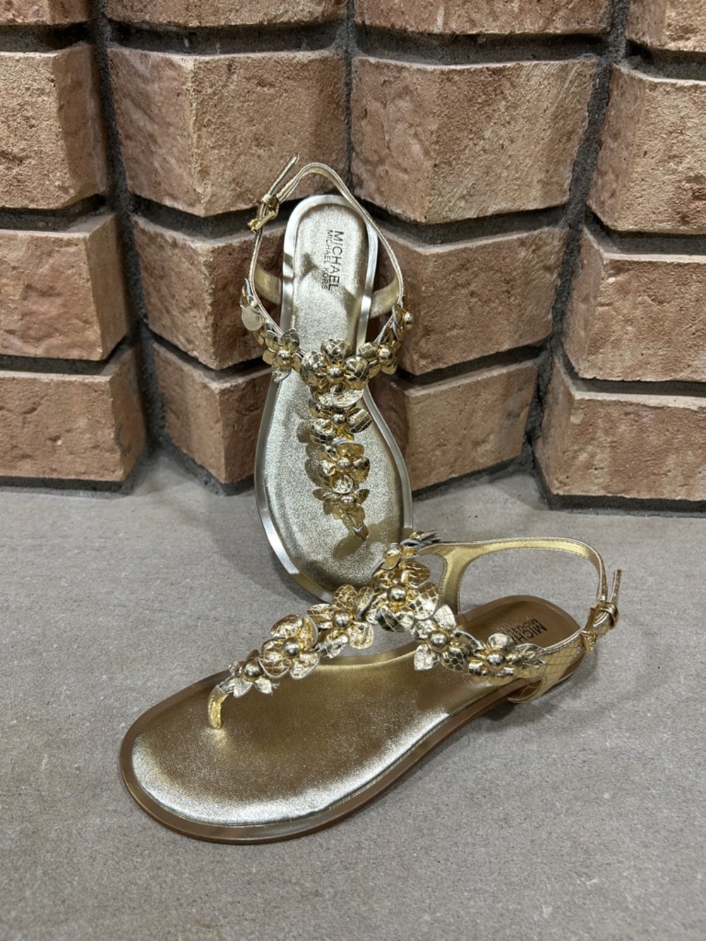 NWOT Michael Kors Sandal Gold Leather Thong Soft Gold Floral Women’s Size 5.5